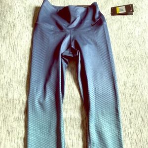 Nike Zonal Strength Capri Tight